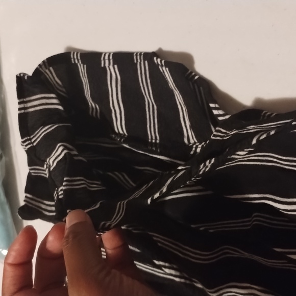 LOFT | Petite Striped Flutter Sleeve stripe with two sides pockets Romper Size S - Picture 4 of 14